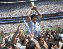 Diego Maradona oslavuje 60 rokov, futbalová legenda s "Božou rukou"