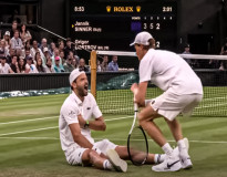 Dimitrov skolaboval po bolestiach hrude, Sinner bez boja do štvrťfinále Wimbledonu (VIDEO)
