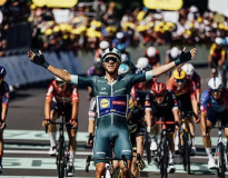 Jonathan Milan ovládol šprint 17. etapy Tour de France, Pogačar si drží žltý dres