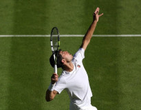 Alcaraz suverénne do 3. kola, Tiafoe balí rakety. Brit Norrie prekvapil