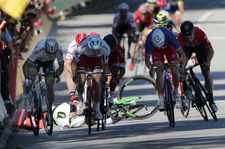 Foto: Cavendish mal padať skôr, ako ho Sagan zasiahol
