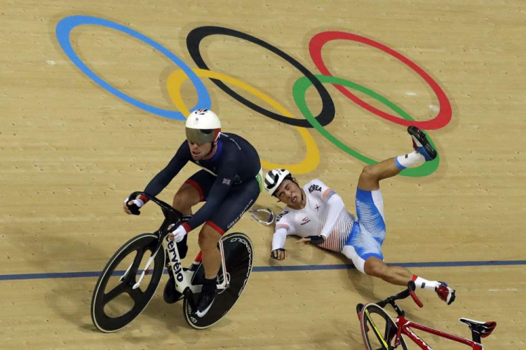 Keď Cavendish zrazil cyklistu na olympiáde, nič sa nedialo. Prečo Sagan musí domov?