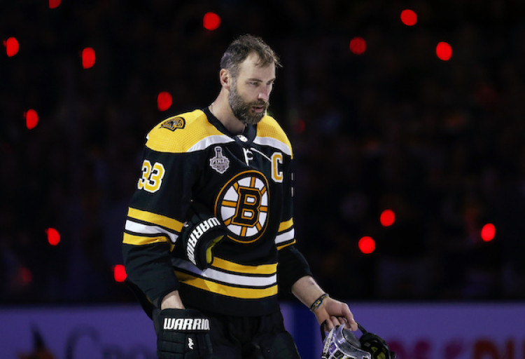 Zdeno Chára a Boston Bruins stále nedospeli k dohode, opäť sa spomínajú iné kluby