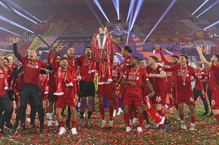 Pozrite si ako Liverpool oslávil majstrovskú trofej (FOTO)