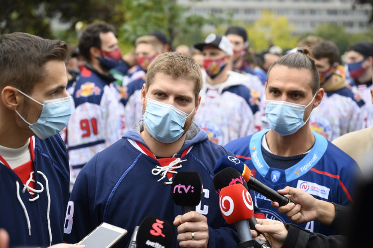 Pred úradom vlády protestovali hokejisti, aj Viedenský či Sersen