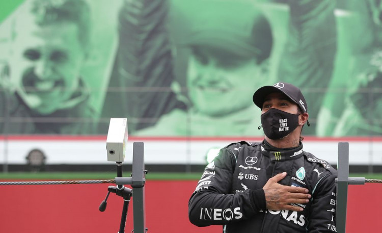 Lewis Hamilton má koronavírus, nestihne Veľkú cenu Sachiru
