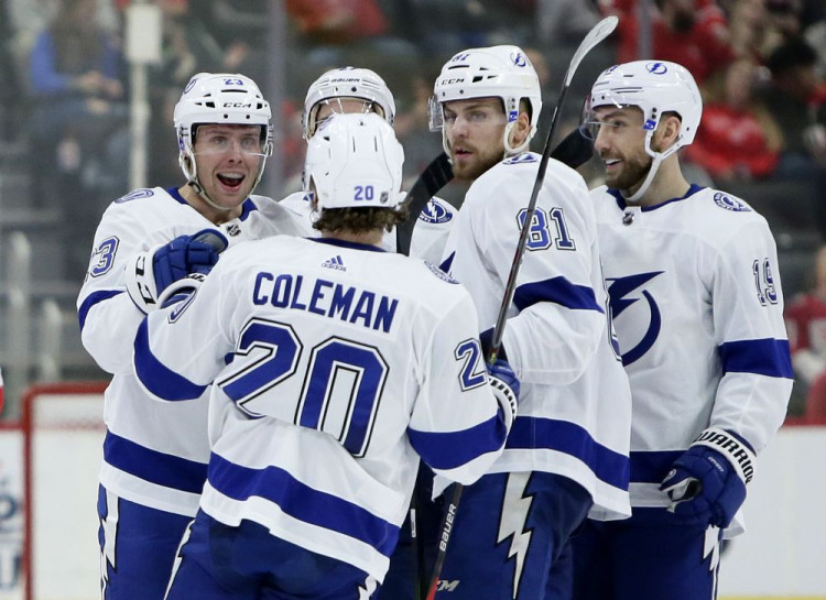 Tampa Bay Lightning podpisuje zmluvy s hráčmi, Erik Černák stále na svoju čaká