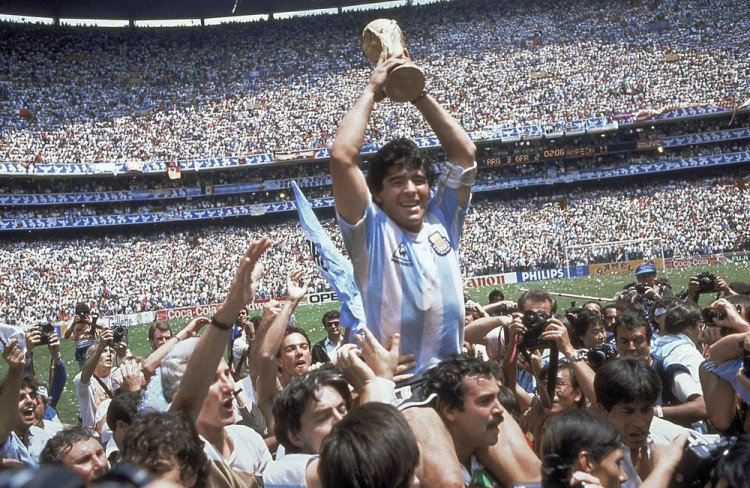 Diego Maradona oslavuje 60 rokov, futbalová legenda s "Božou rukou"