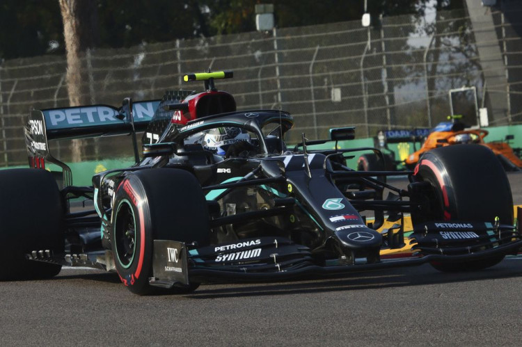 F1: VC Emilie Romagna: Lewis Hamilton nebude štartovať z pole position, kvalifikáciu vyhral Valtteri Bottas