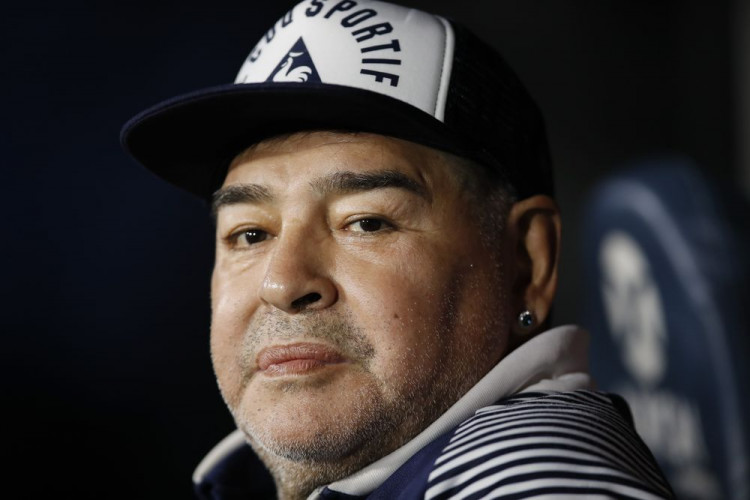 Diego Maradona má veľké problémy. Musí podstúpiť protialkoholické liečenie