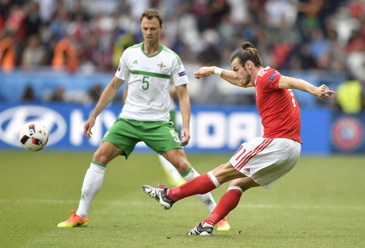 Pred 11 rokmi ho vyzvŕtal Weiss, najlepší obranca Severného Írska zažil debut v repre ako z rozprávky