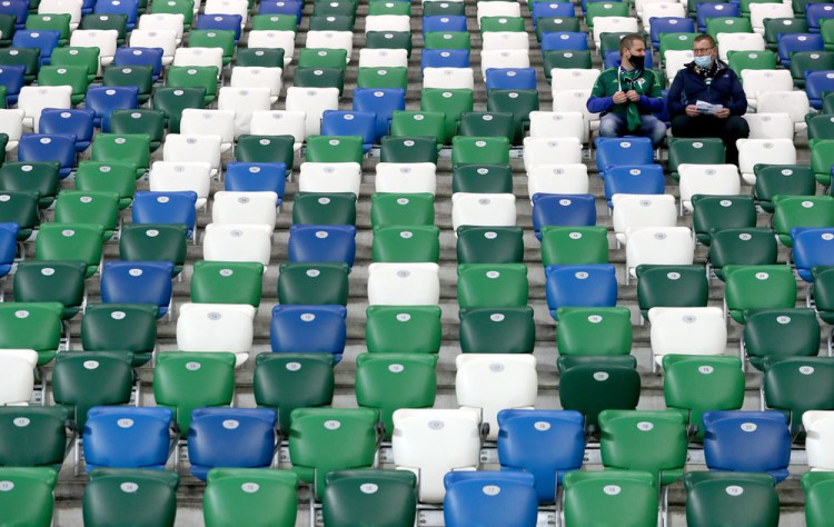 Diváci sa vracajú na tribúny. Futbal či hokej opäť s fanúšikmi