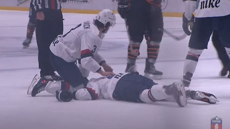 VIDEO Brutálne KO v Tipos extralige. Patrik Maier z HC Slovan Bratislava skončil po bitke v nemocnici