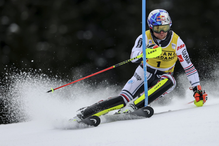 Slalom muži dnes 1. kolo ONLINE Kitzbühel 2021 zjazdové lyžovanie