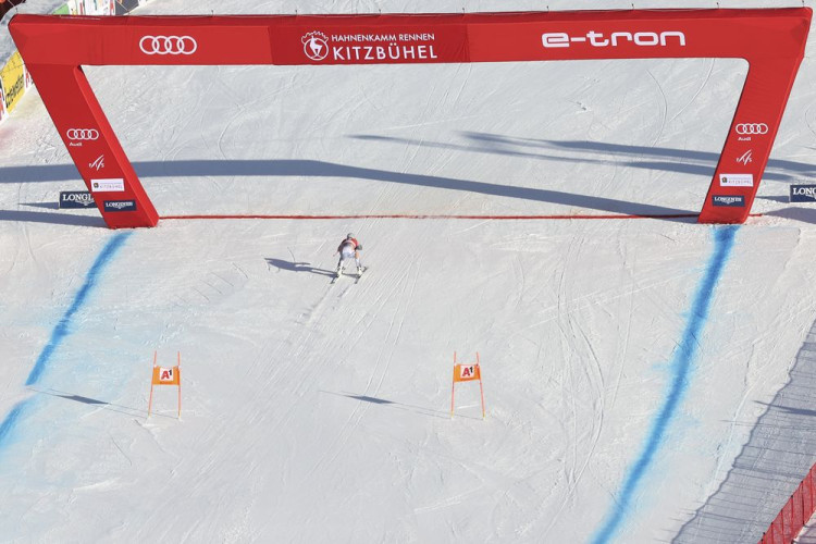 Zjazd mužov v Kitzbüheli zrušili, na trať padá dážď so snehom