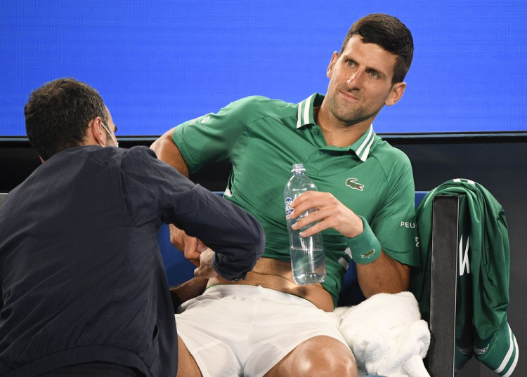 Novak Djokovič si natrhol sval, zvažuje odstúpenie z Australian Open