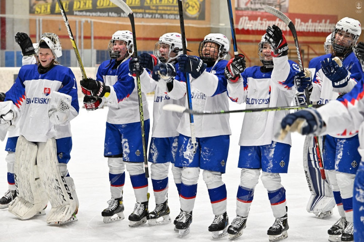 Slovenské hokejistky do 16 rokov získali striebro, prehrali s Češkami