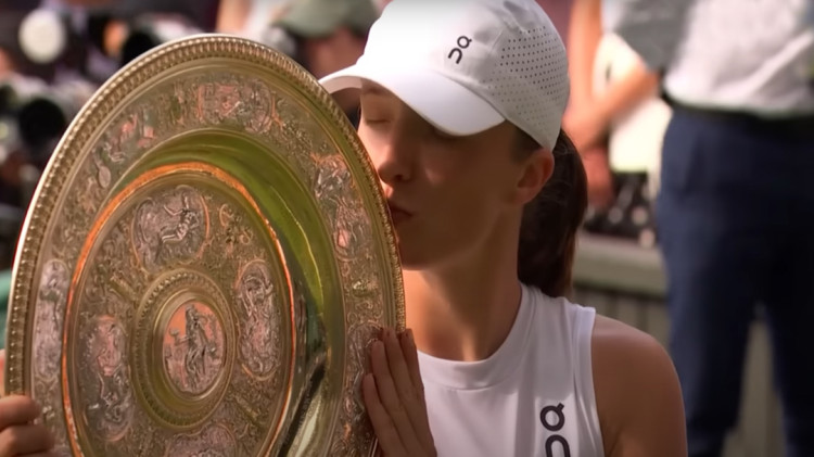 Wimbledon má novú šampiónku. Swiateková ovládla finále bez straty gemu